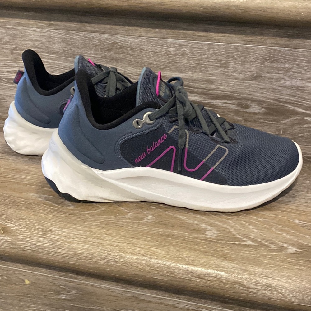 Ladies New Balance ROAV Freshfoam sneakers size 7